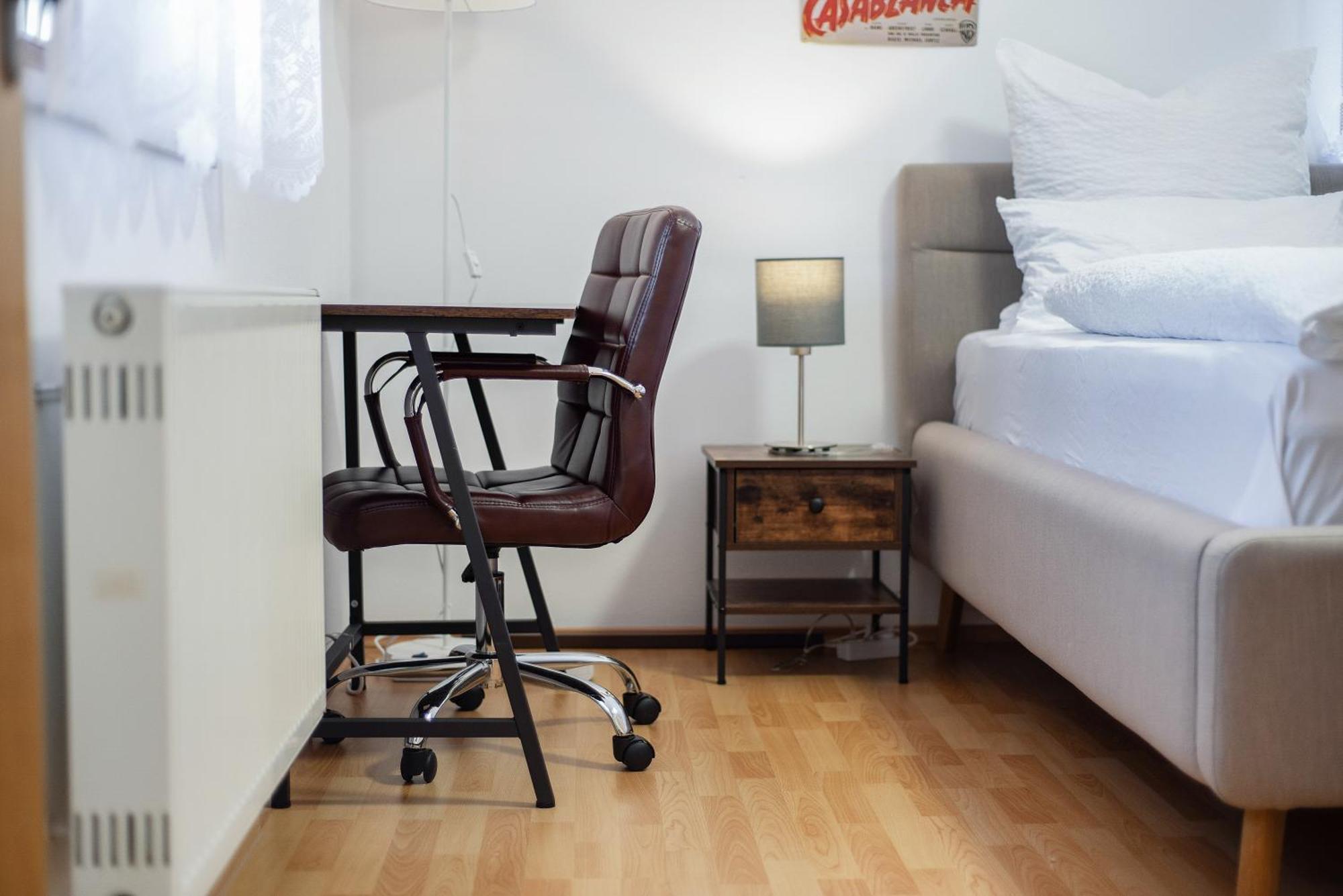 Fewo-lavees Moderne Zentrale Nahe Omv Wacker Kliniken Burg -eigener Eingang-schluesselloser Check In Apartment