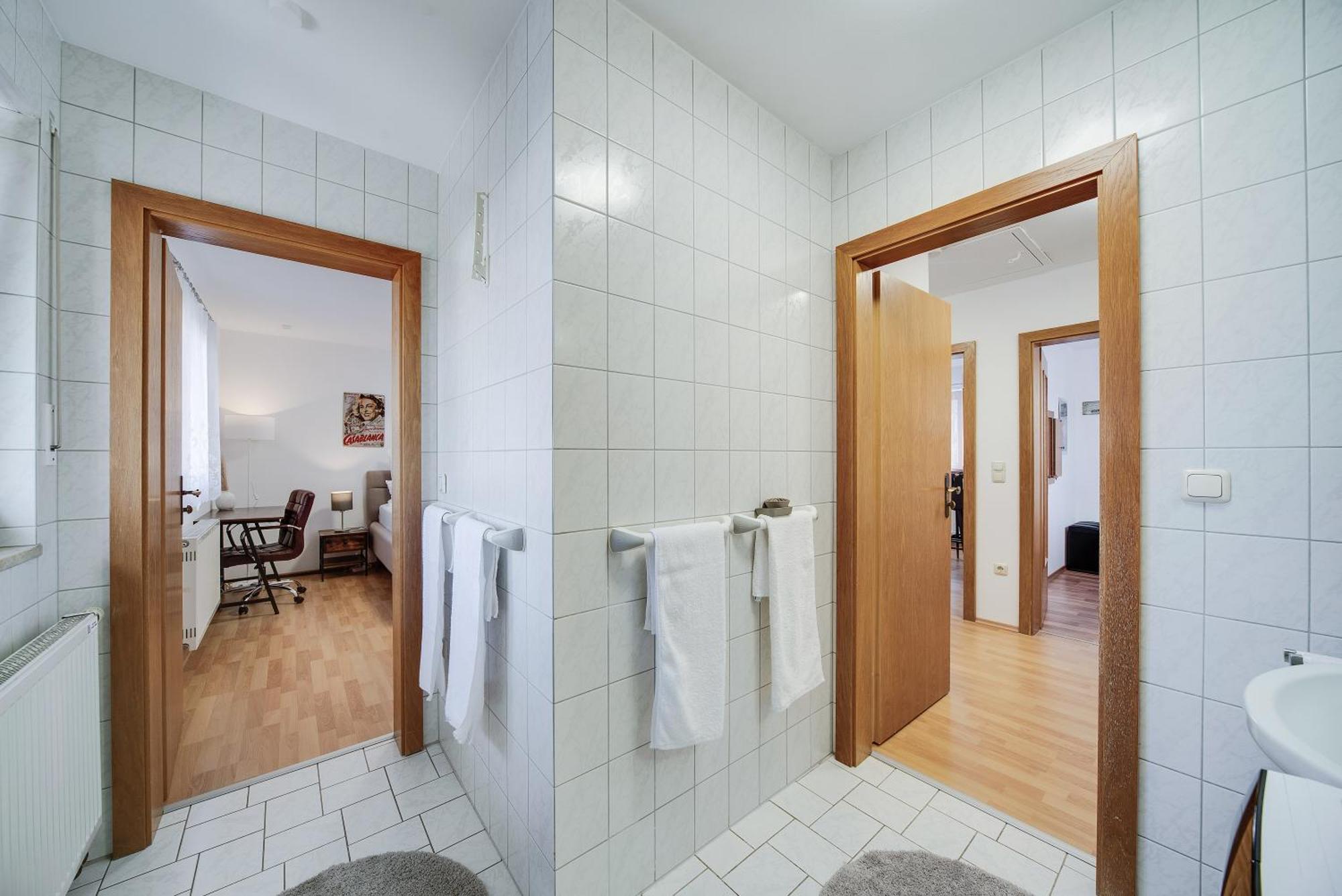 Fewo-lavees Moderne Zentrale Nahe Omv Wacker Kliniken Burg -eigener Eingang-schluesselloser Check In Apartment *